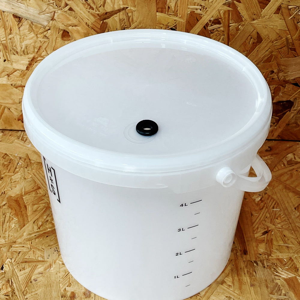 5 Litre Fermentation Brewing Bucket & Lid with Grommet for Airlock - White with Litre Markings