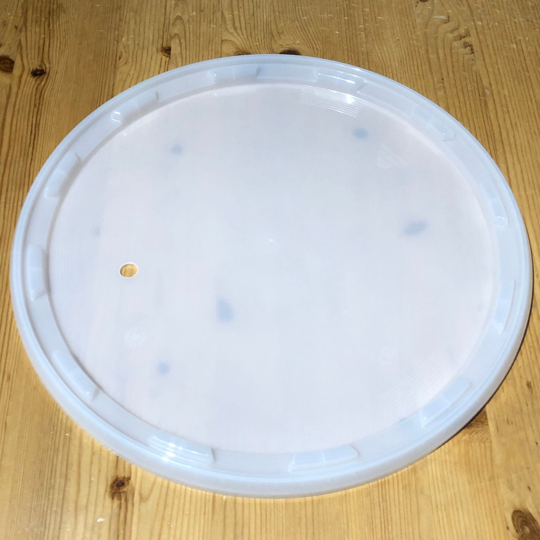 Lid for Bevie Handcraft or Youngs 33 Litre Fermentation Bucket - Drilled For Airlock